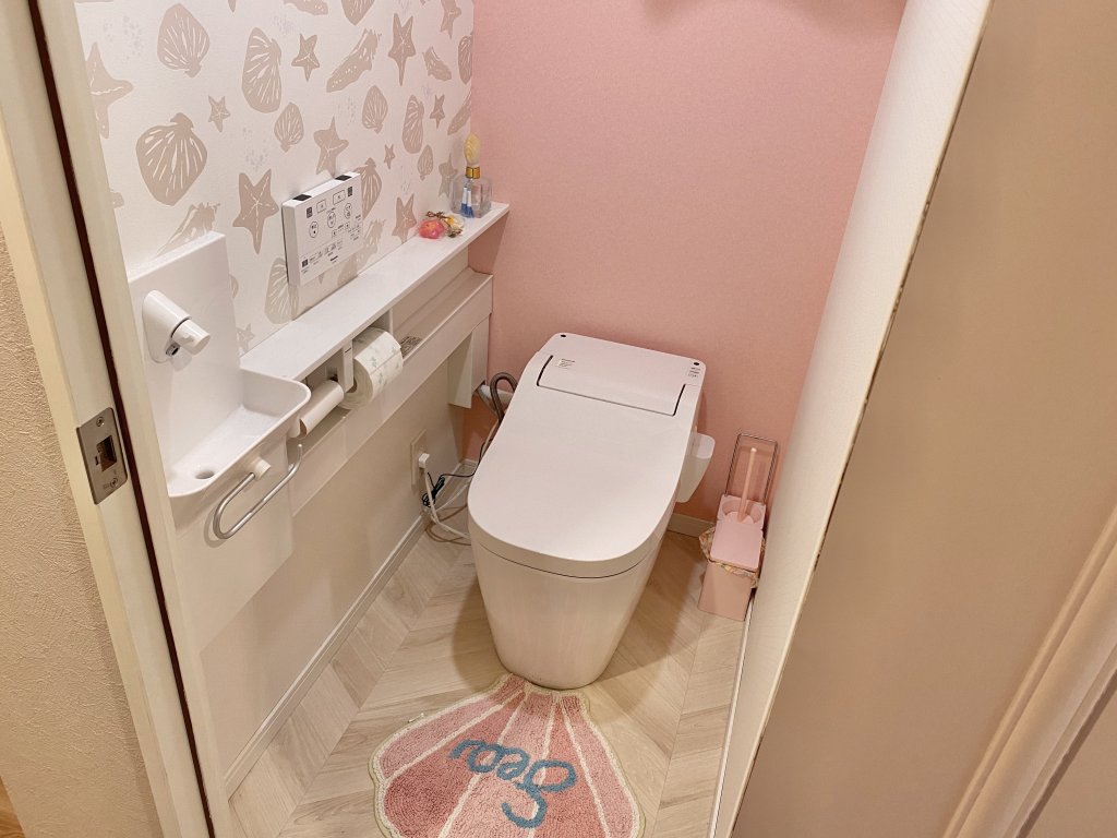 ピンクのアクセントクロスが映える 古いトイレを 大人可愛く リノベーション まひまり